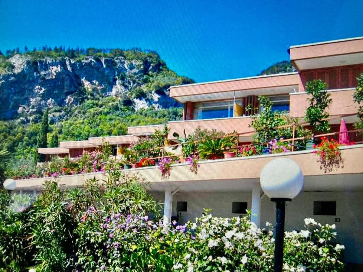 Appartamento Peppino Mit Seeblick Und Pool Riva del Garda Buitenkant foto